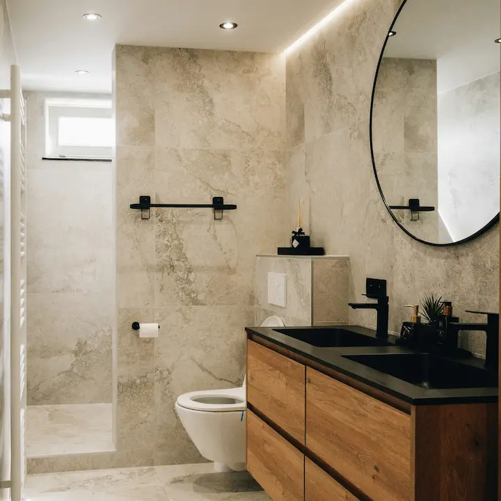 Clean bathroom after move-out cleaning service